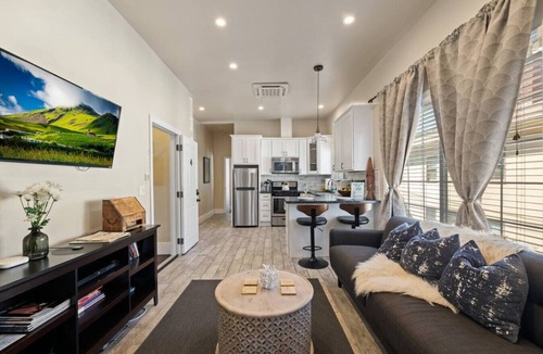 Midtown Sacramento Apartment | Upscale 1890`s Historic Apartment · 23-4