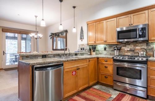 Woodwinds House | Upscale 4 Bed, 3 Bath at the Woodwinds with Amazing Mountain Views and Golf Course Access and private hot tub and garage sleeps 10