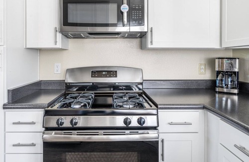 Foster City Apartment | Upscale Foster City 2BR w/ W/D, Gym, Pool, 1 mi. to shops, by Blueground