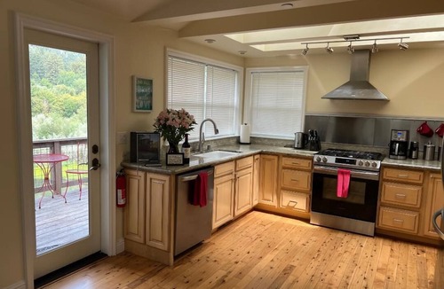 Guerneville House | Upscale Riverfront Magnificent Views & Hot Tub In Sonoma County Wine Country