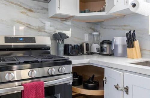 Alhambra House | Urban Comfort Back House: w/Stylish 2-Bedroom, 2-Bath Oasis with High-Speed Connectivity and Secure Parking.