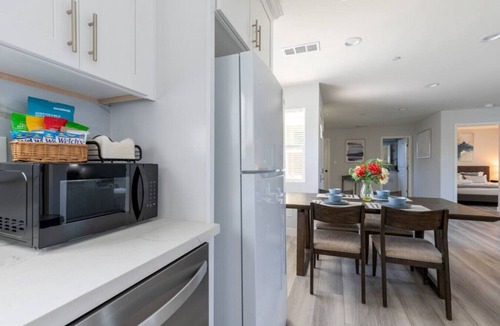 Alhambra House | Urban Comfort Back House: w/Stylish 2-Bedroom, 2-Bath Oasis with High-Speed Connectivity and Secure Parking.