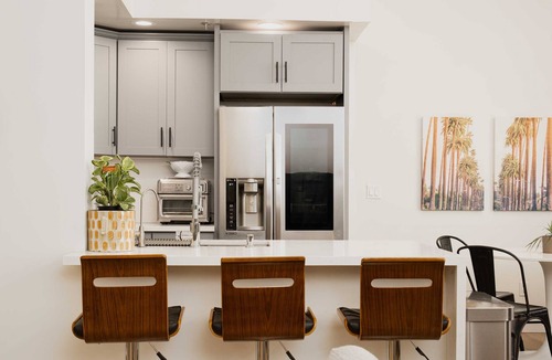 Pico-Union Condo | Urban Garden Oasis in Koreatown - High Ceilings, Modern Amenities, Live Plants