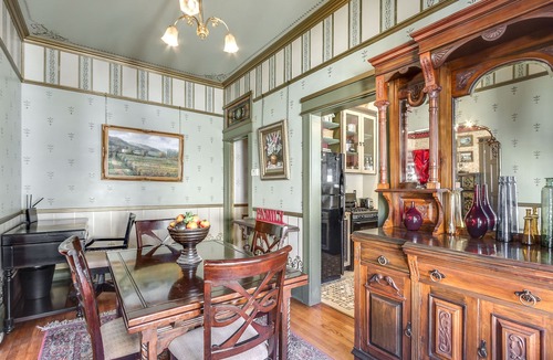 Downtown Apartment | VICTORIAN PARADISE WITH INTELLIBED BED IN DOWNTOWN CAMPBELL