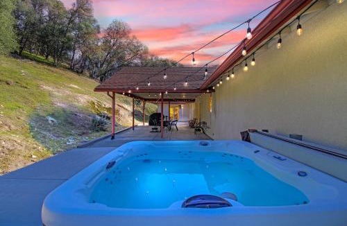 Oakhurst Villa | Villa near Yosemite & bass lake w/Hot Tub/EVcharge