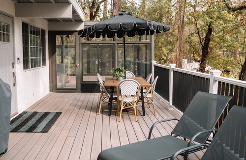 Lakehead-Lakeshore House | Villa Nosoni-Nestled between trees near Lake Shasta.