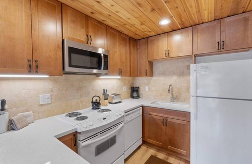 Mammoth Lakes Condo | Village Area 3 bdrm~Private BBQ~Ski in & Out~Walk to Restaurants