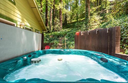Rio Nido House | Vino Velo Retreat! Redwoods! Hot Tub! Fire Table! BBQ! Game Room! Fast WiFi! Dog Friendly!