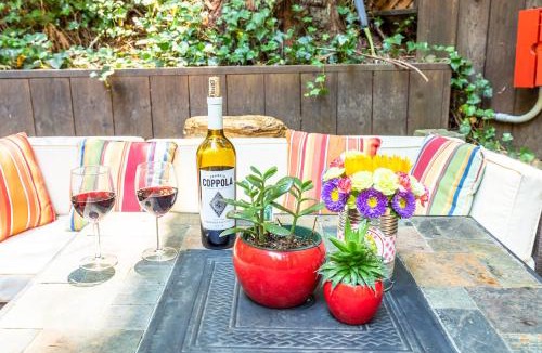 Rio Nido House | Vino Velo Retreat! Redwoods! Hot Tub! Fire Table! BBQ! Game Room! Fast WiFi! Dog Friendly!