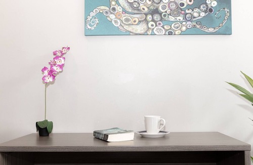 Mission Hills Apartment | Walk to All in Old Town. WiFi. Parking. Cable