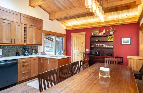 Lake Forest House | Walk to Lake and Skylandia Beach, close to Tahoe City! Fenced Yard