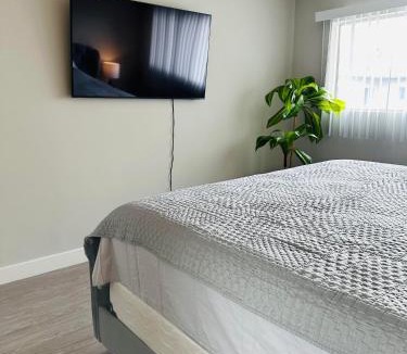 Ocean Park Apartment | Walk to Santa Monica Beach & Pier I Free Parking!