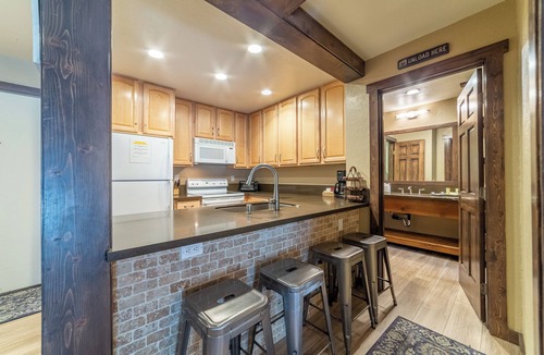 Mammoth Lakes Condo | Walk to Ski Condo, Pool, Spa, Gym, Tennis 398