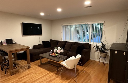 Linfield Oaks Apartment | warm and sweet apartment