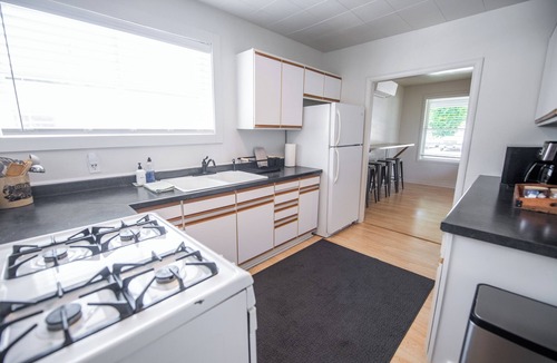 Murphy House | Warren House · 1800s Cottage · Hot Tub · Game Room · 3BR · Downtown Rogue River