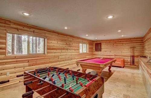 Country Club Estates House | Washoe Wanderlust - Game Rm w Pool Table - Foosball