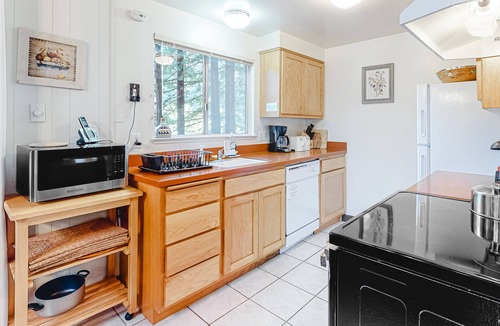 Northwood House | Waterfront home by golf course with W/D & full kitchen - dog-friendly