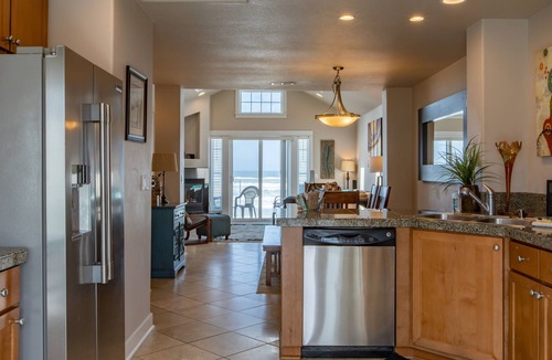 Rockaway Beach House | Waterfront Oceanfront Rockaway Beach House|3 BDR| Near Downtown|WIFI|W&D
