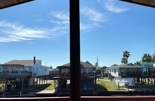San Luis House | WEEKDAY SPECIAL! This canal home near San Luis Pass has great fishing !