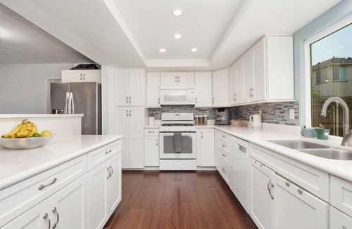 Redlands House | Welcome to Heidi House – Main Residence, a spacious 4-bedroom home designed for both short and extended stays in Redlands. With a dedicated office, fast Wi-Fi, a fully equipped kitchen, and a private backyard, this home is ideal for families.