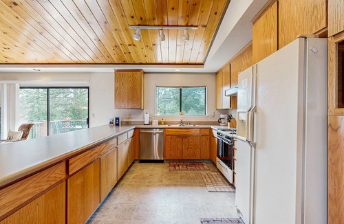 Groveland House | Welcoming home with lovely deck, view of trees - community pool & tennis