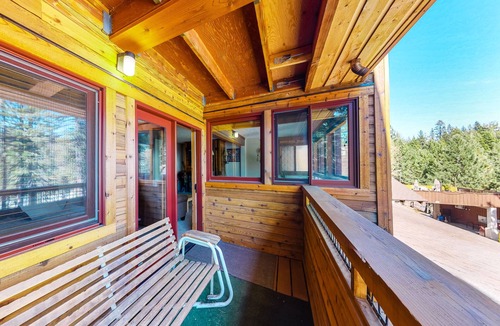 Tahoe Woods Apartment | Well-Equipped Second-Level Studio w/Free WiFi, Balcony, & Shared Outdoor Pool