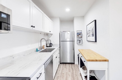 Mammoth Lakes Condo | Well-located condo with pool, hot tub, sauna, tennis - near golf & slopes