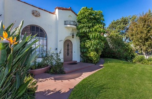 Carthay Circle Apartment | West Hollywood/Carthay Circle 2 Bed 2 Bath + Yard, Designer Furnished