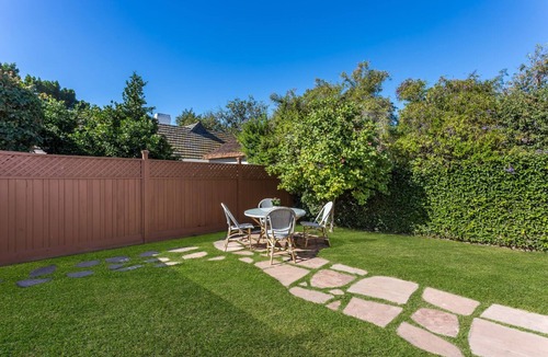 Carthay Circle Apartment | West Hollywood/Carthay Circle 2 Bed 2 Bath + Yard, Designer Furnished