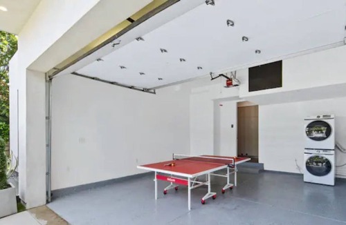 Melrose Villa | West Hollywood Modern Luxury 5 BR Villa w/ Pool, Hot Tub, Rooftop Patio, Parking