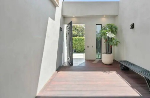 Melrose Villa | West Hollywood Modern Luxury 5 BR Villa w/ Pool, Hot Tub, Rooftop Patio, Parking
