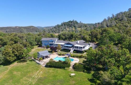 Vallecito House | 'Whispering Oaks Estate' w/Pool & View in Murphys