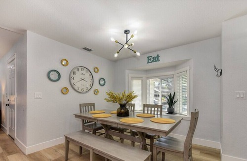 Rocklin House | WILLOW House Pool SPA Downtown Roseville Galleria Grill