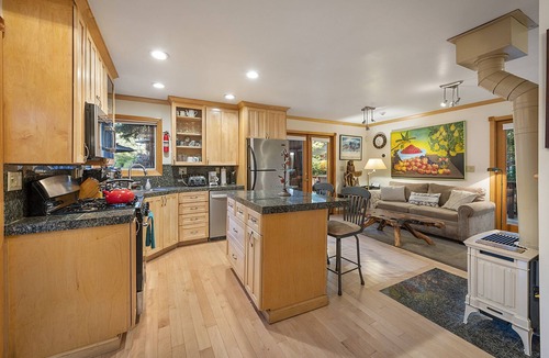 Northwood Cabin | Willowhaven ~ Beautifully Crafted Redwood Home, Spa, Woof!