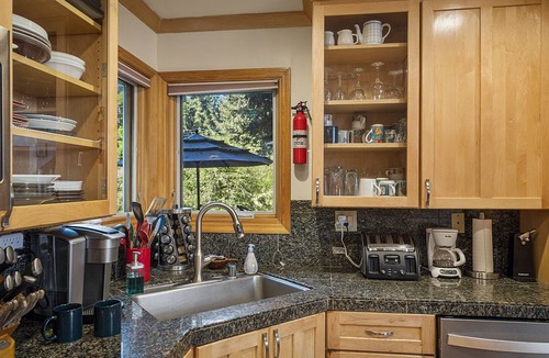 Northwood Cabin | Willowhaven ~ Beautifully Crafted Redwood Home, Spa, Woof!