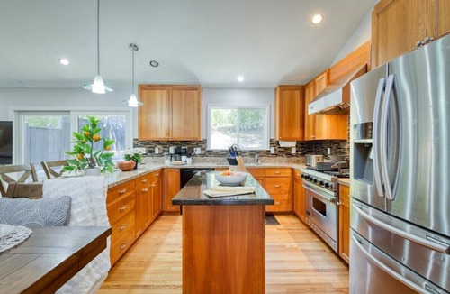 Montgomery Village House | Wine Country! Wine Country 5BR, Hot Tub, Fire pit, Patio