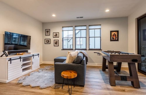 Mammoth Lakes House | Winter Availability! Welcoming, Modern Condo with Three Bedrooms plus a Flex Bonus Room