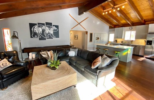 Moonridge House | Winter Getaway Spa Fire-table Close to slopes