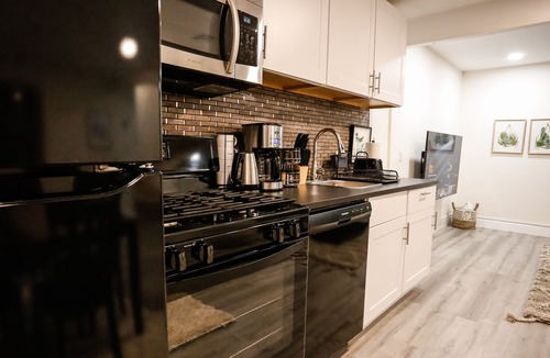 West Hills House | Wonderful 1BD Guest House with Outdoor Experience
