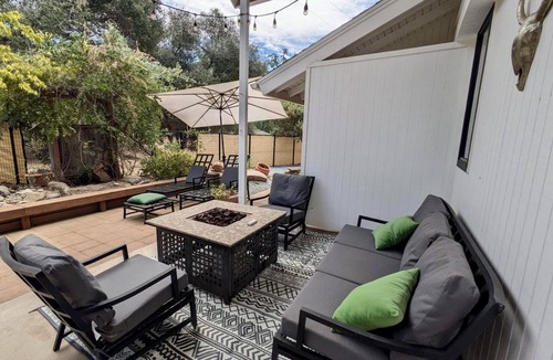 Oakhurst House | Yosemite & Bass Lake! Spacious & Modern! Family & Pet Friendly! Fire Pit +1 acre