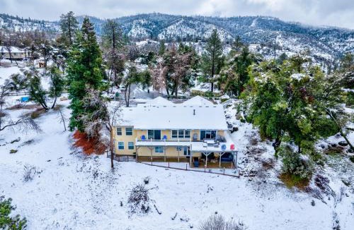 Coarsegold House | Yosemite Bass Lake VIEWS, 2 Homes, Games, Hot Tub