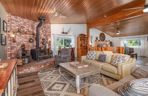 Oakhurst House | Yosemite Creekside Retreat with spa/games/EV Charger and more