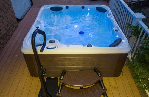 Oakhurst House | Yosemite Creekside Retreat with spa/games/EV Charger and more