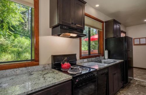 Yosemite West House | Yosemite Magic Studio "B"