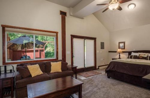 Yosemite West House | Yosemite Magic Studio "B"