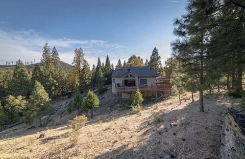 Foresta House | Yosemite Valley Retreat with BBQ, Full Kitchen & 2 Queen Beds