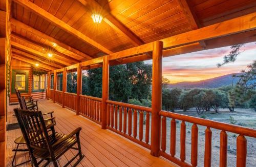 Mariposa House | Yosemite Villa - log cabin with spectacular views & stargazing