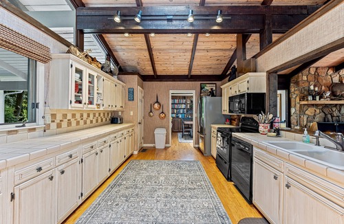 Lake Toxaway House | Your Blue Ridge Vacation Awaits in this Luxurious Lake-Front Home.
