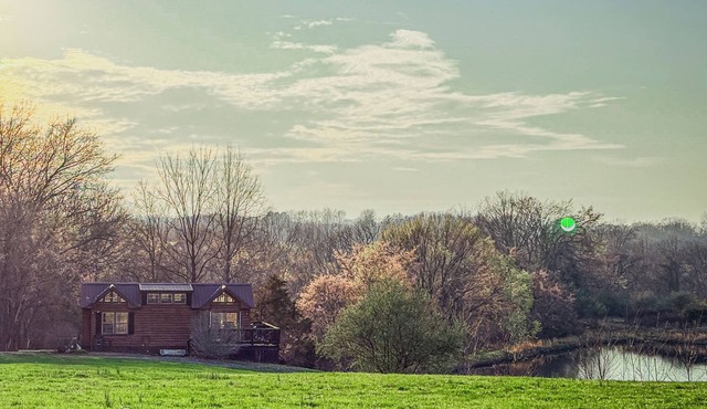 1 Bedroom Tiny Home Cabin - Hot Tub, Waterfront and Next Door to a Winery!