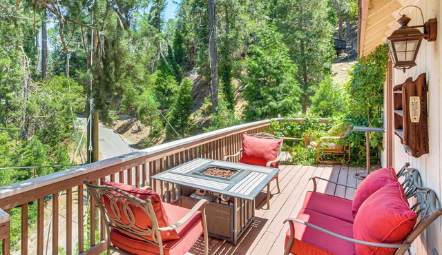 1 Mi to Lake Gregory! Forest-View Crestline Cabin